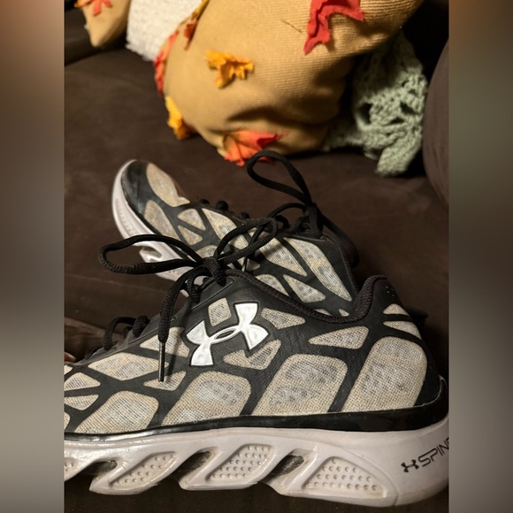 Under Armour Black and Gray  Spine Running Shoes - Mens Sz 8.5 - Picture 3 of 6